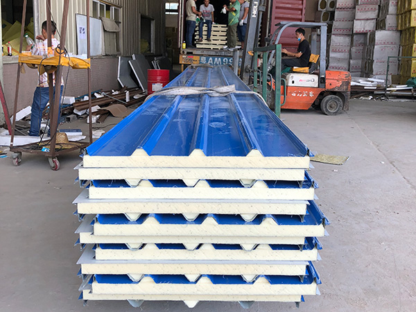 彩鋼夾芯瓦板是怎么樣練成的？